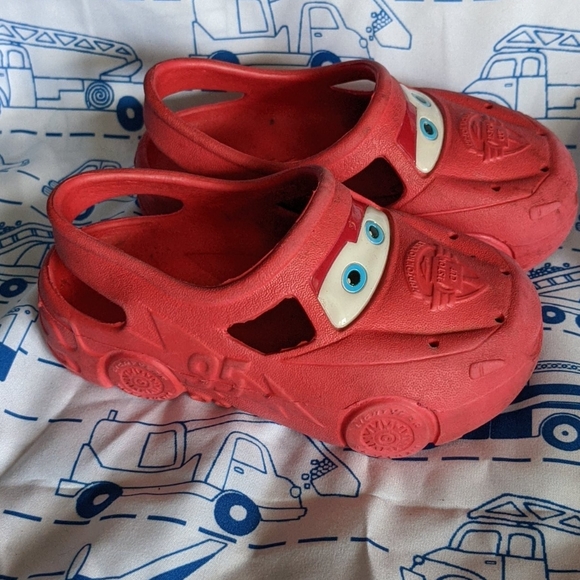 lightning mcqueen crocs size 7 womens